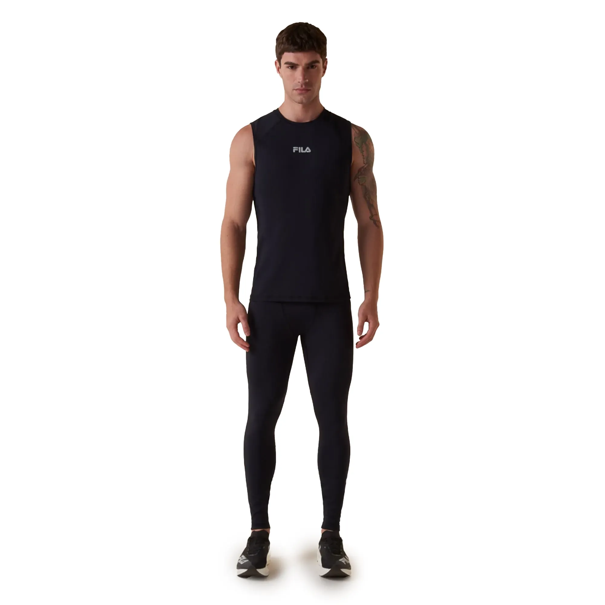 Modelo masculino vestindo calça Skinfit Force Fila preta para treino